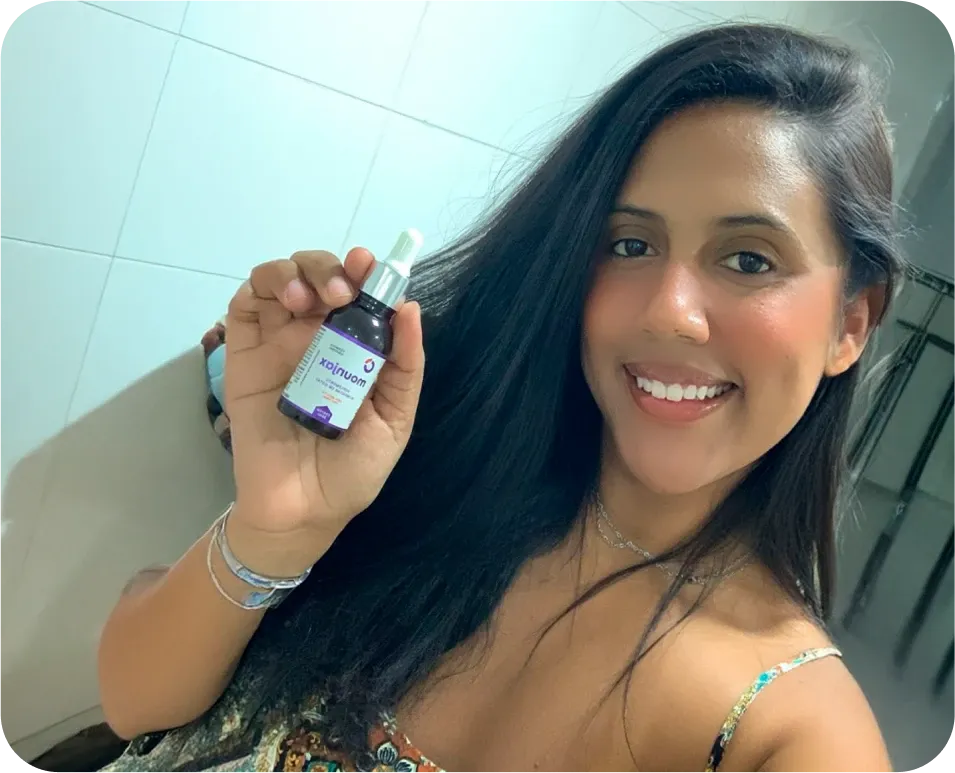 Mulher jovem sorridente segurando um frasco de Mounjax