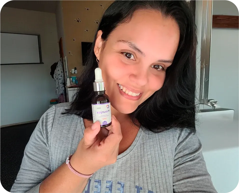 mulher sorrindo mostrando embalagem do Mounjax